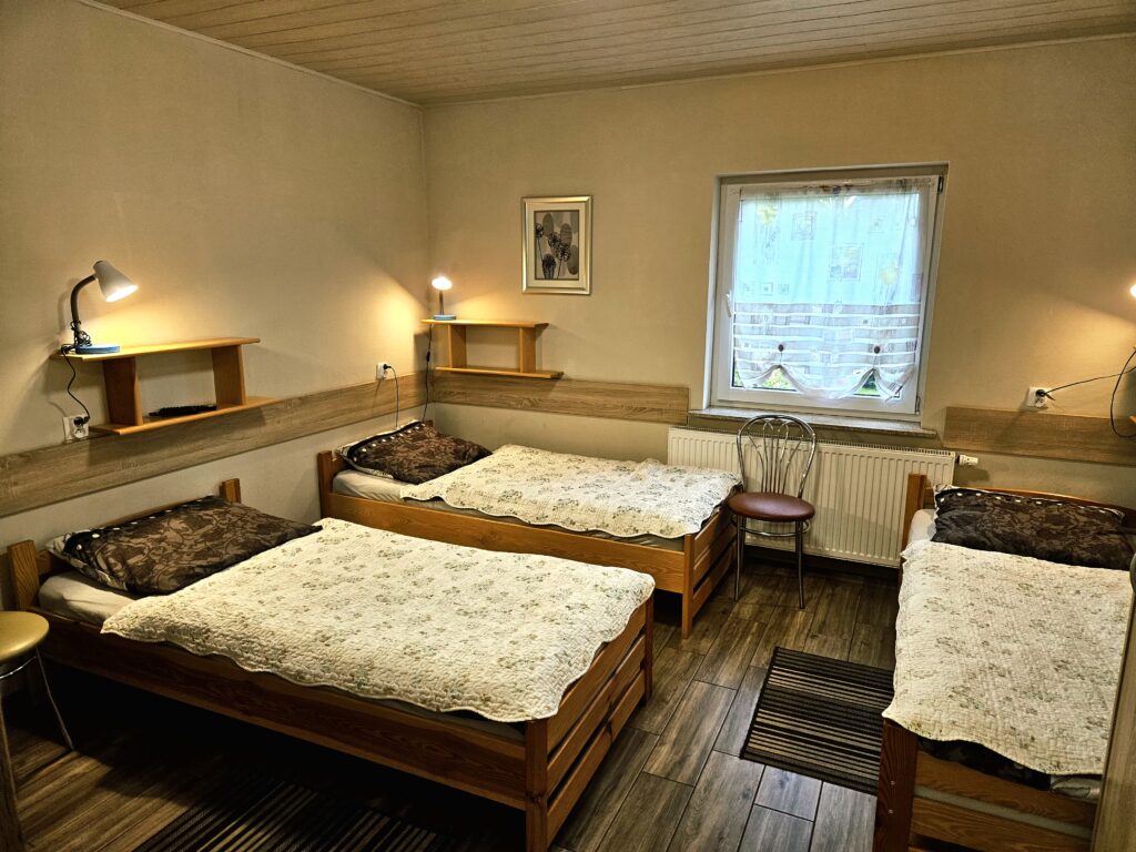 Pokój trzyosobowy, pełny widok
